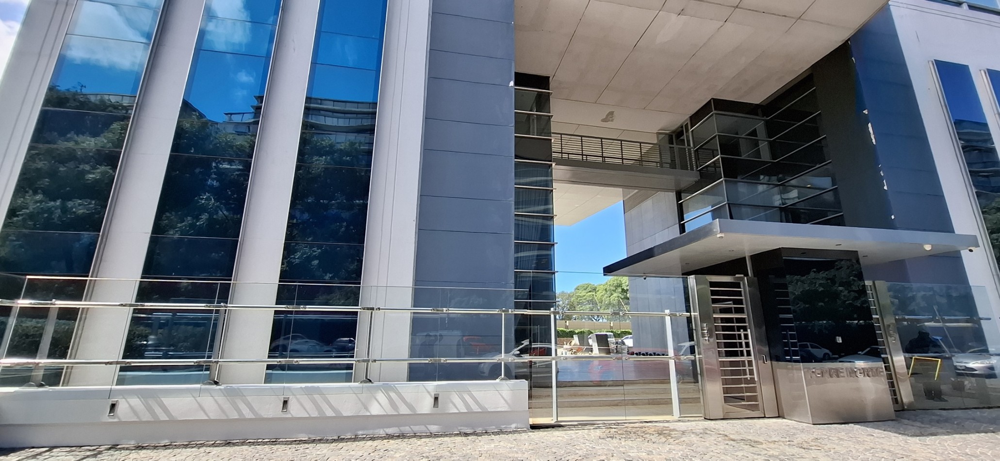 ALQUILADO - Departamento de 3 ambientes en alquiler sin muebles piso alto luminoso