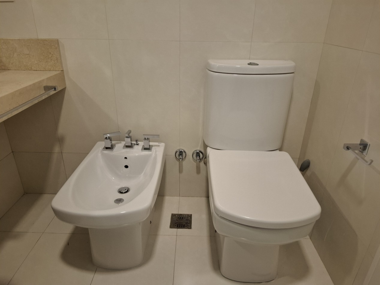 ALQUILADO - Departamento de 3 ambientes en alquiler sin muebles piso alto luminoso